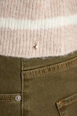 Chaleco de punto sin mangas con diseño de rayas horizontales en tonos beige y blanco, cuello redondo y terminaciones acanaladas.