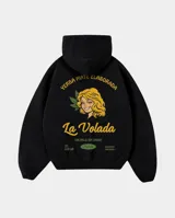 Canguro negro de corte oversize con capucha y bolsillo frontal. Presenta un diseño gráfico estampado en la espalda que simula un paquete de yerba mate, con la ilustración de una mujer, hojas y la inscripción 'La Volada'.