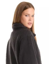 Sobrecamisa de tejido sherpa color verde oscuro, con cuello de solapa, cierre frontal con botones y bolsillos delanteros.