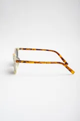 Lentes de sol polarizados con armazón carey de diseño redondo y lentes marrones.