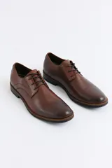 Zapato de vestir Freeway modelo Murphy, color marrón, con cordones y suela de goma oscura.