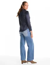 Camisa de satén color verde oliva, con cuello clásico, cierre frontal con botones metálicos y mangas largas con puños abotonados.