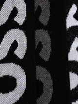 Pack de tres pares de medias de caña media con logo de la marca tejido en el lateral. Incluye un par blanco con logo negro, un par negro con logo gris claro y un par negro con logo gris oscuro.