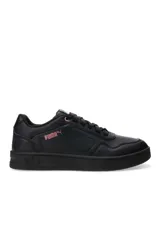 Championes Puma Court Classy de mujer, color blanco con detalles en tostado en la lengüeta, el talón y la suela, diseño urbano con perforaciones en la puntera y logotipo lateral en relieve dorado.
