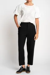 Pantalón negro de algodón peinado, corte recto y tiro medio, con pinzas delanteras y bolsillos laterales.