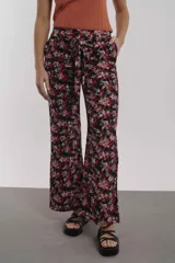 Pantalón Kendall de mujer con estampado floral en tonos rojos y negros, corte palazzo y lazo en la cintura.