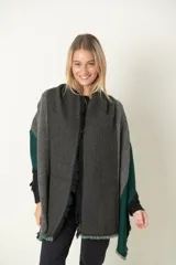 Pashmina italiana en lana y viscosa con diseño a rayas en tonos púrpura, gris y beige. Terminación en flecos.