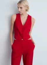 Chaleco de estilo sastre color rojo, con cuello en pico, cierre frontal de botones y bolsillos de ribete delanteros.