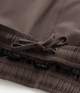 Bermuda deportiva Get Over para hombre, en color marrón, con cintura elástica, cordón de ajuste y bolsillos con cierre. Cuenta con tecnología Laser Cut en los laterales para mayor transpirabilidad.