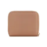 Billetera compacta Guess modelo Isola color beige, de diseño simil cuero con cierre perimetral de cremallera y herrajes metálicos dorados. Presenta el logotipo de la marca y el año de fundación en letras doradas en la parte frontal.