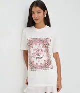 Remera blanca de manga corta y cuello redondo, confeccionada en algodón. Cuenta con una estampa frontal localizada de inspiración bohemia con un marco paisley en tonos rosados y marrones, y el texto "Free Spirit" en el centro.