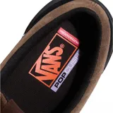 Championes Vans modelo Skate Era con tecnología Wafflecup, combinando paneles de gamuza marrón y lona negra. Presenta suela negra con detalles en naranja en el talón y etiqueta lateral con el logo de la marca.