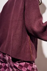 Sweater de algodón color azul, de punto grueso, con cuello redondo y mangas largas.