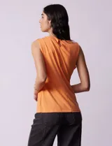 Musculosa negra de poliéster y elastano, con cuello redondo con frunces delanteros y abertura con botón en la espalda.