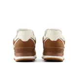 Championes urbanos New Balance modelo WL574NA, color marrón con detalles en blanco, confeccionados en gamuza y malla, con logo "N" característico en los laterales y entresuela ENCAP.