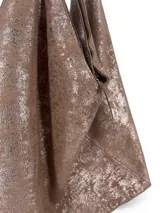Bolso tipo hobo de gran capacidad, color plateado metalizado con textura granulada. Cuenta con un asa superior reforzada y cierre superior con cremallera.