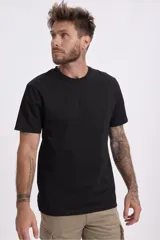 Remera negra de manga corta y cuello redondo.