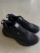 Championes Vans MTE Crosspath, color negro, diseñadas para todo terreno. Cuentan con tratamiento DWR repelente al agua, suela All-Trac para tracción y amortiguación UltraCush.