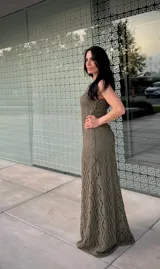 Vestido largo sin mangas de corte ajustado, confeccionado en tejido calado con diseño geométrico en color verde militar.