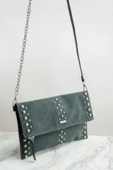 Cartera bandolera negra con tachas plateadas, confeccionada en gamuza vegana.