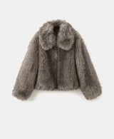 Chaqueta corta de piel sintética con textura mullida, cuello solapa grande y mangas largas.