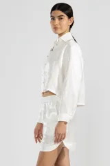 Short blanco de lino italiano con hilo metalizado, corte relajado y talle medio.