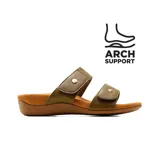 Sandalia plana Korium Confort modelo Laoise, color beige con suela marrón, diseño de dos tiras con cierre de velcro y soporte de arco anatómico.