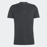 Remera deportiva Adidas de manga corta, color gris oscuro jaspeado, con cuello redondo y logo de la marca en tono oscuro en el pecho. Presenta detalles de costura en los hombros y aberturas en los dobladillos laterales.