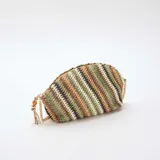 Bolso tipo clutch con diseño en forma de saco, tejido a rayas diagonales en tonos verdes, marrones y beige. Cuenta con cierre superior de cremallera, correa de cadena dorada y detalle colgante de borla con cuentas.