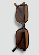 Lentes de sol con montura de pasta carey de diseño rectangular y cristales marrones.