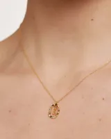 Collar dorado con cadena de eslabones y un dije circular decorado con cristales multicolor y una letra E tridimensional colgando en el centro.