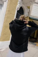 Sudadera de manga larga con capucha ajustable mediante cordones, bolsillo frontal tipo canguro y puños y ruedo en tejido rib.