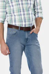 Pantalón de jean clásico de corte recto, color azul denim, con bolsillos traseros y costuras en contraste.