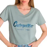 Remera verde con cuello en V y logo de Caterpillar estampado en el frente.