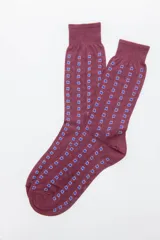 Par de medias de vestir color borgoña con pequeños estampados geométricos azules.