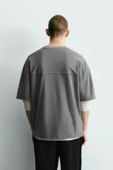 Camiseta boxy fit de algodón color verde militar, con cuello redondo y manga corta.