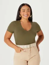 Camiseta celeste de manga corta con cuello en V.