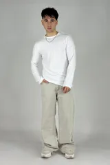 Pantalón jean color verde oliva claro, de corte amplio y estilo baggy.