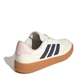 Championes urbanos Adidas modelo Courtblock, color blanco con las icónicas tres tiras laterales en azul marino y suela de goma color caramelo. Presenta un detalle en rosado suave en la parte superior del talón.
