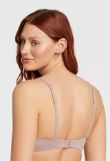 Soutien de lycra color piel, con aro y copa con forma, de la marca Montelle. Breteles fijos con largo regulable.
