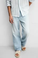 Sandalia plana color beige con dos tiras anchas cruzadas en el empeine, plantilla anatómica y suela forrada en yute.