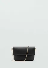 Bolso tipo pochette de efecto piel en color negro, con cierre de solapa y botón magnético. Incluye una fina cadena dorada como asa bandolera.