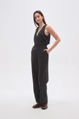 Pantalon de vestir negro de corte recto, confeccionado en viscosa, con calce medio y bolsillos laterales.