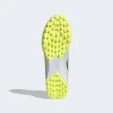 Championes de fútbol Adidas F50 Sparkfusion Club de caña media, diseñados para pasto sintético. Presentan un exterior en tonos blanco y amarillo neón con detalles plateados, tecnología Fiberskin para un mejor control del balón y suela Sprintplate Fusion para una tracción óptima.