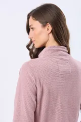 Campera de micropolar con textura en relieve, cierre frontal completo y cuello alto. Presenta un bolsillo vertical con cierre en el pecho y detalles de terminación en color contrastante.