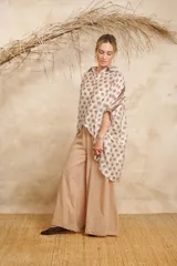 Pantalón palazzo color beige, de algodón, con cintura elastizada y corte amplio.