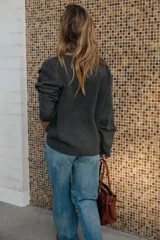 Jersey de punto de manga larga con cuello en pico y acabados en rib en puños, cuello y bajo.