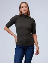 Polera verde oscuro de tejido acanalado, con cuello alto y mangas cortas.