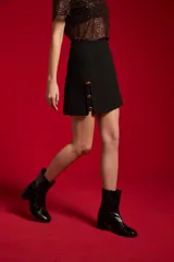 Minifalda negra de viscosa, de corte evasé con pinzas en la cintura.