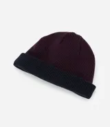 Gorro de punto con doblez, diseño reversible bicolor en tonos azul marino y bordó, confeccionado en lana acrílica.